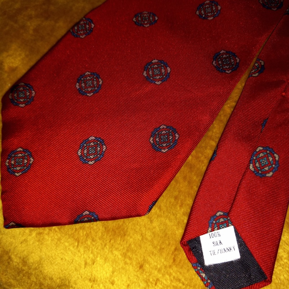 ANDHURST Red with geometric design Fancy 100% Silk Tie Made in USA 58" X 4"
